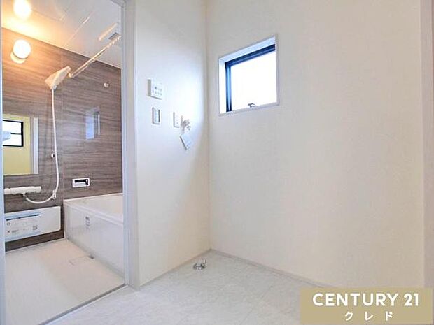 入浴中でも洗面が使える、洗面室と脱衣所を分けた間取り。家族それぞれの動線を考えた、暮らしやすい工夫が詰まっています。