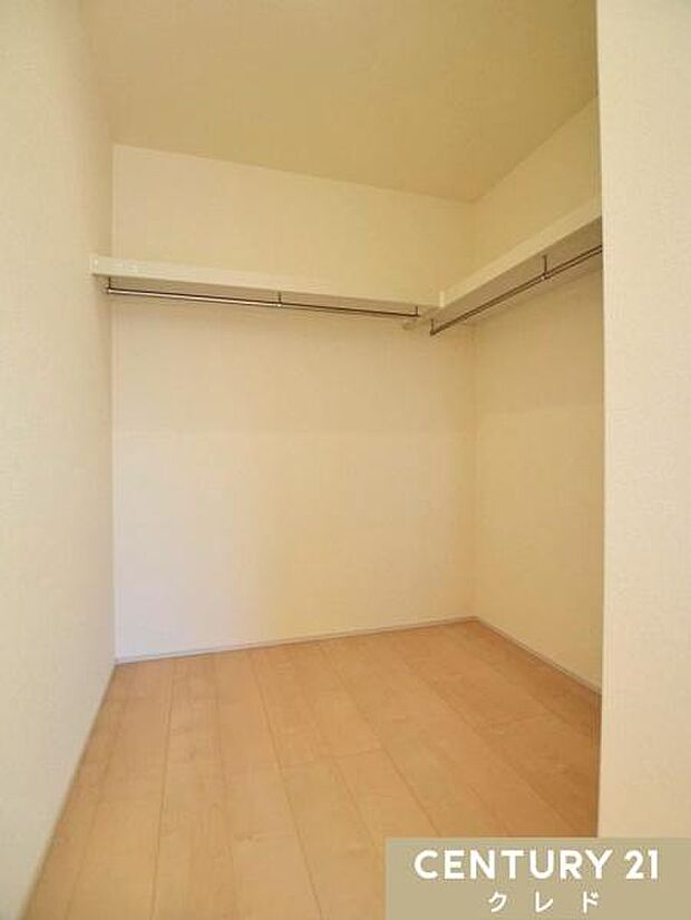 【洋室8.5帖 WIC】シーズン物のアウターから小物類まで、洋服好きには嬉しい十分な広さ!衣類もたっぷり収納できるので、毎日のお洋服選びも楽しみになりそうですね。