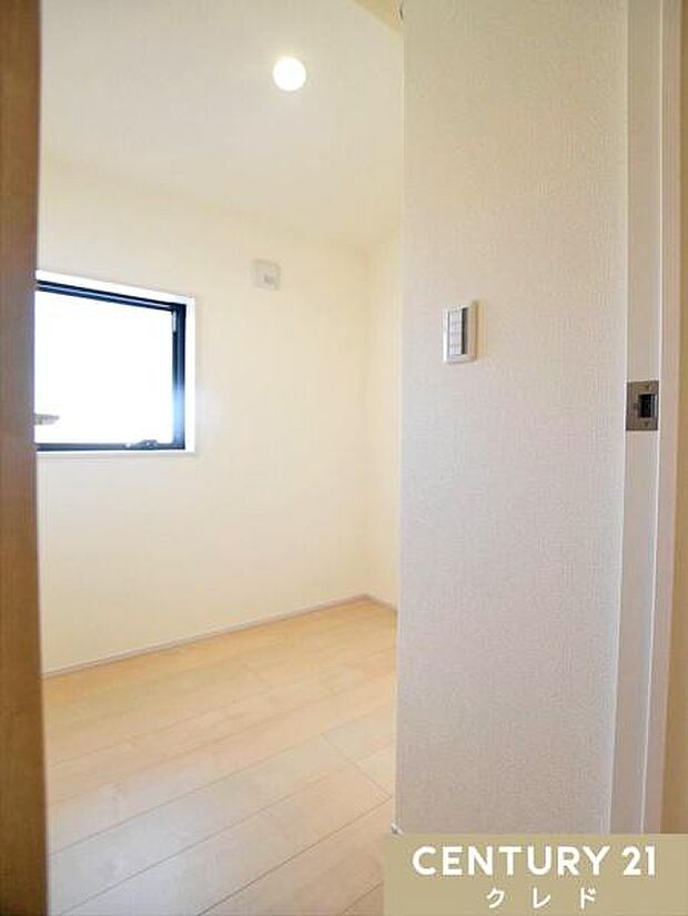 【多目的ルーム1.7帖】テーブルや棚を設置すれば、勉強やテレワーク、家族で使う共有収納としても大活躍。暮らしに合わせて自由に使える便利な空間です。