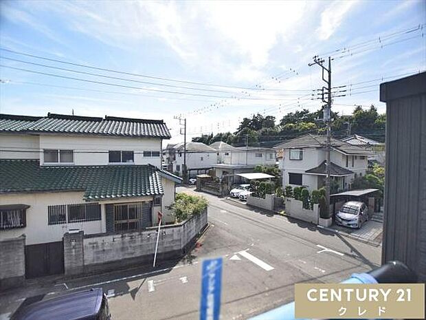 バルコニーからの眺望です。陽当りの良い住宅街エリアは、日々の家事や勉強の合間にもほっと一息つくことができます。