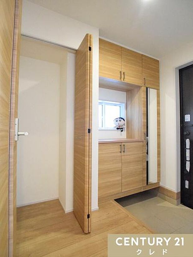 家族分の靴がしっかり収まる大容量のシューズボックス付き！足元のおしゃれを楽しみたい方にも嬉しい広さで、玄関まわりをすっきり保てます。