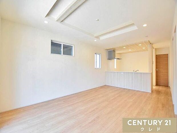 【LDK19.5帖】家具を置いてもゆとりを感じられる広さ。お好きなインテリアに囲まれた住空間で癒されながら家族との時間を育むことができます。