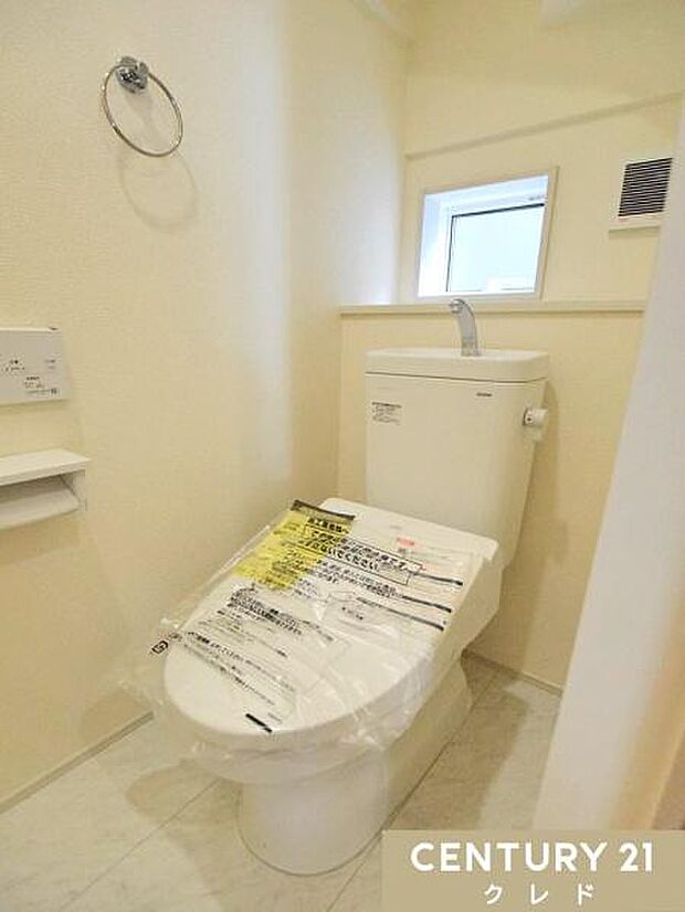 快適性と衛生面を兼ね備えたウォシュレット機能付きトイレ。小窓があることでこもりがちなニオイや湿気もこまめに換気でき、いつでも快適に保てます。