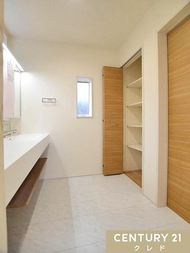 【洗面室収納】タオルや洗剤をすっきり収納できる可動棚付きの収納。日用品の整理整頓やストック管理も簡単に！