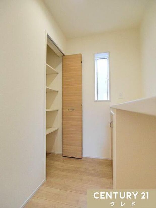 【パントリー】大容量のパントリーには可動棚を設置。ストック品や調理器具をまとめて収納できるので、調理も片付けもスムーズに。毎日の家事がもっと快適になります。