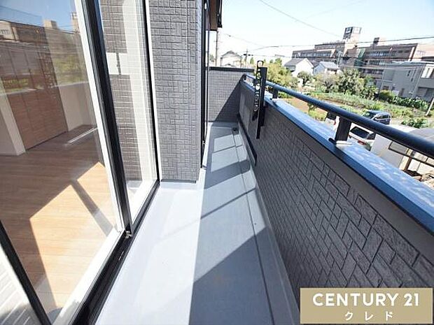 心地よい陽射しと爽やかな風が感じられる開放的な南東バルコニー。日中はたっぷりの光が差し込み、お洗濯物も気持ちよく乾かせます。