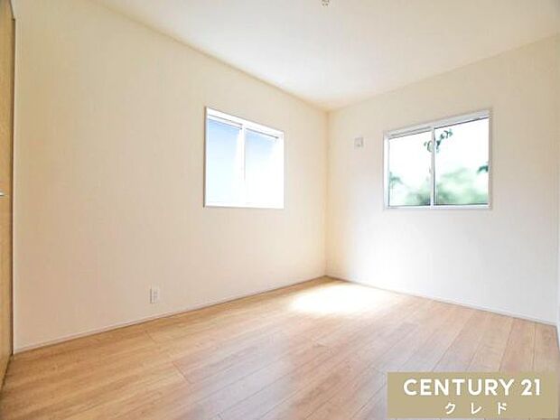 【洋室6帖】北西、南西側の2か所に窓を設けた2面採光の明るい洋室。日中も自然光がたっぷり入り、心地よい風が通り抜ける快適な空間です。