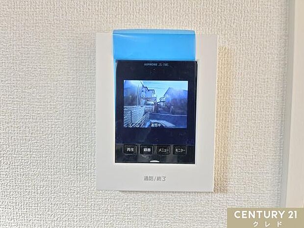 【TVモニター付きインターホン】玄関を開ける前に映像・音声で相手を確認でき、防犯面に配慮。お子様のお留守番や単身の方にも心強い設備です。リビングからワンタッチで応対できます。