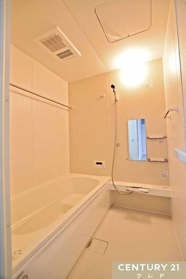 一日の疲れを癒す心地良いバスルーム。お子様との入浴、半身浴も楽しめるベンチタイプの浴槽です。浴室暖房乾燥機付きで雨の日のお洗濯も快適！