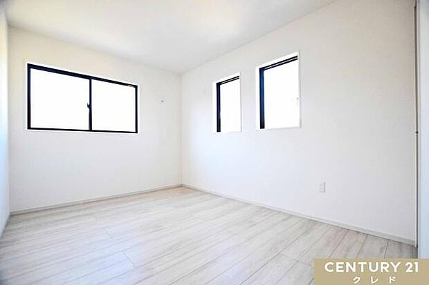 【洋室6帖 北西側】2方向から明るい陽光と爽やかな風が差し込み心地よく過ごせます。落ち着いた住宅地のため、勉強や読書を楽しむのにピッタリ。