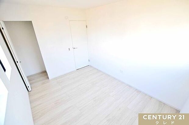 【洋室6帖 南西側】各居室に扉付き収納があり、すっきりとした住空間を保てます。ベッドや机を置いてもゆとりがあり、子供部屋にも十分な広さ。