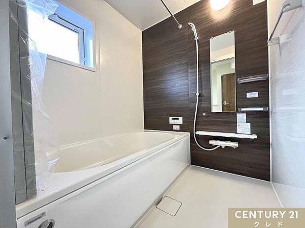 疲れたカラダを癒す一坪タイプの浴室。浴槽にはステップが設けられており、半身浴を楽しんだり、お子様の入浴サポートにも便利。