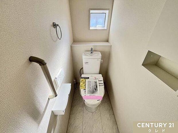 肌への負担に配慮し、快適な生活をサポートする温水洗浄機能付きトイレ。1、2階それぞれに収納があり、ペーパー類や小物をすっきり片付けられます。