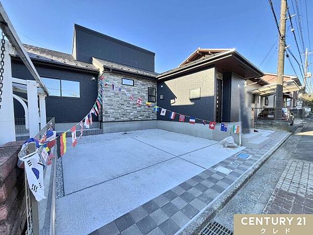 カースペースには並列2台の車が駐車可能。来客時も安心です。前面道路はゆとりある幅員6ｍで出入りや駐車もスムーズに行えます。