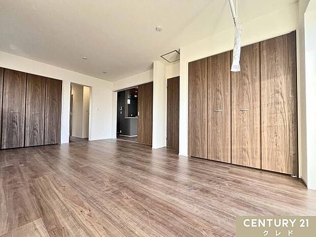 【洋室6帖+5帖】将来、個室が必要になった際に1部屋を2つに分割できるフレキシブル設計。11帖の広い空間はご夫婦の主寝室におすすめです。