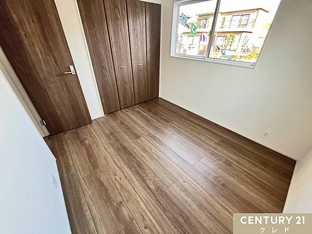 【洋室5帖】各居室にハンガーパイプ付き収納を設けており、より広い住空間を確保できます。落ち着いた住宅地で勉強や読書を楽しむのにピッタリ。