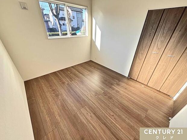 【洋室5.25帖】落ち着きのあるナチュラルな内装。どのようなインテリアにも馴染みやすく、自分らしい空間造りが楽しめます。