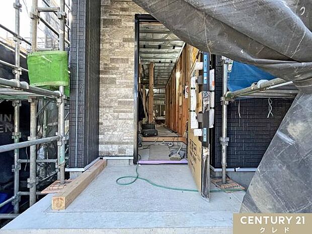 現在、外壁工事と室内工事を進めており、着々と完成に向かっています。建築途中でもご見学いただけますので、お気軽にお問い合わせくださいませ。