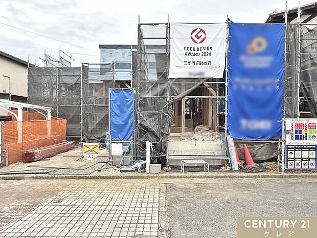 上棟いたしました！耐震性に配慮した木造軸組で建築進行中。完成後は陽当たり良好、生活動線に優れた間取りを予定。建築中でもご案内可能です！