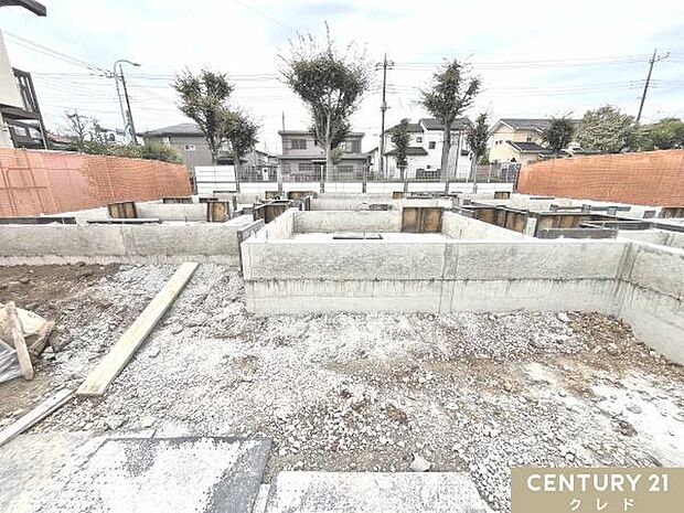 【ベタ基礎工事…】基礎鉄筋を張り強度を強めたベタ基礎の耐圧盤は、1階床下全面に施行し、広い耐圧盤の面で建物の力を地盤に伝えます。詳しくはお問い合わせください。