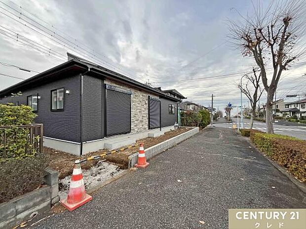 北側6ｍ、南側20ｍの両面道路で開放的な立地。駐車場は並列2台可！お車の出し入れもスムーズに行えます。