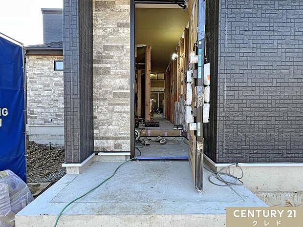 現在、室内工事を進めており、着々と完成に向かっています。建築途中でもご見学いただけますので、お気軽にお問い合わせくださいませ。