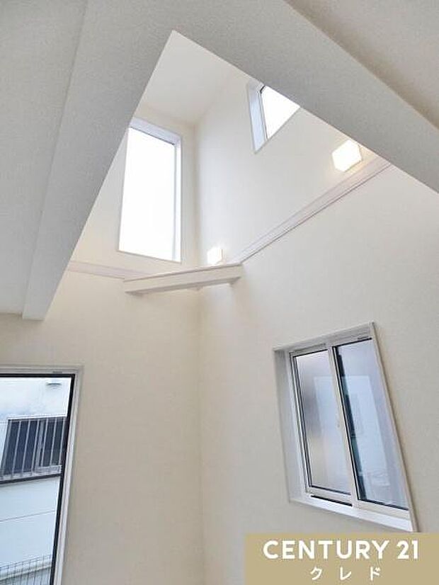 【LDK16帖】リビングの上部には、思わず見上げたくなる開放的な吹抜け付き。明るい光が降り注ぎ、家族がゆったりくつろげる心地よい空間が広がります。