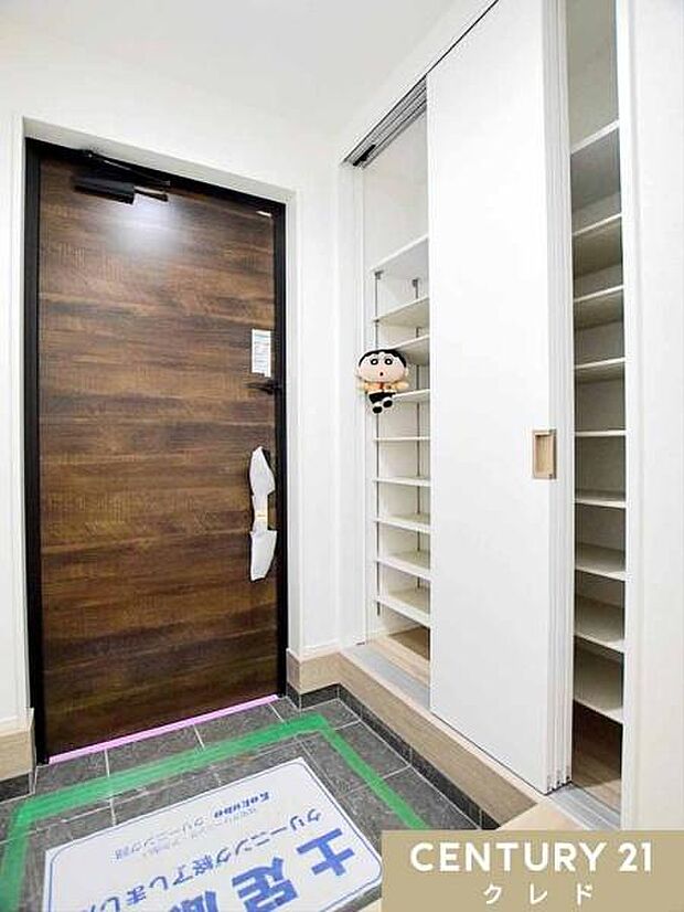 可動棚付きのシューズボックス!収納する物の高さに合わせて自由にレイアウトを変更できます。引き戸のためスムーズに靴の出し入れが可能です。