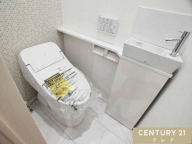 スッキリとした見た目の節水型ローシルエットトイレ。衛生面も安心な温水洗浄機能と独立した手洗い器を設けたこだわりの仕様です。