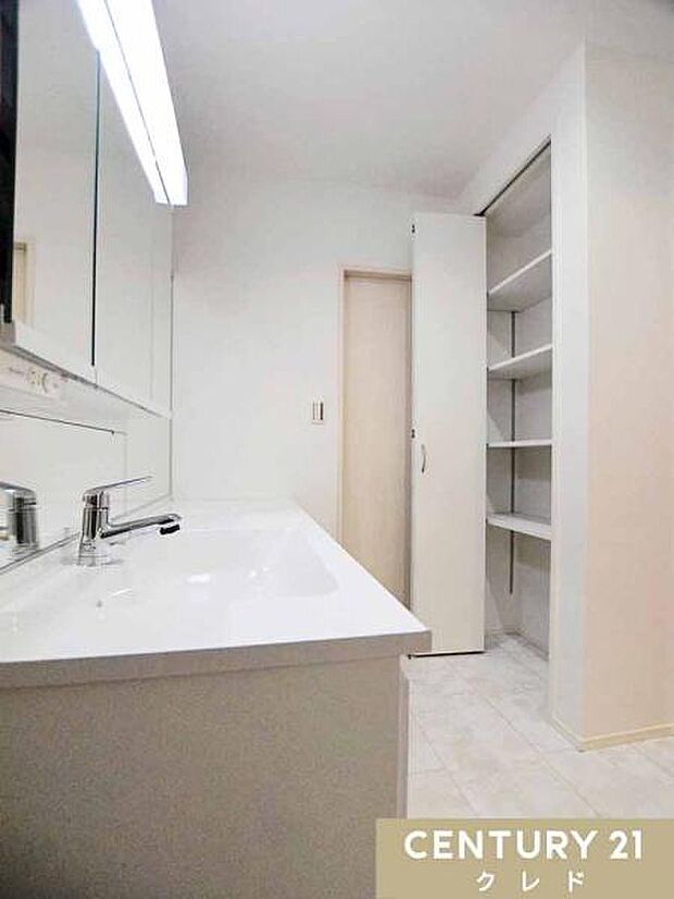 【リネン庫】洗面室内にはタオルやシーツなどのリネン類やストック品をまとめて収納できる便利なスペースがあります。部屋着を置いたりと便利に活用できます!