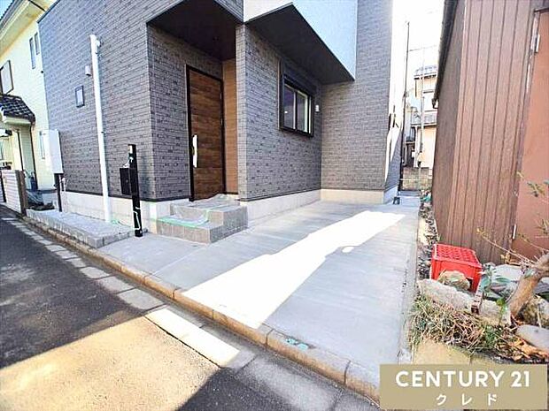 カースペース1台。玄関までの距離が近く、重い荷物を持っている時や、雨の日の乗り降りがスムーズ。前面道路は車通りが少なく、駐車も安心!