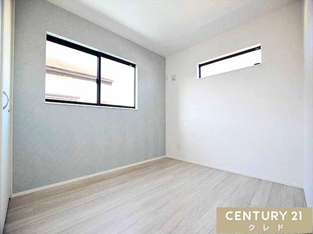 【洋室5.5帖】アクセントクロスを施した爽やかなプライベート空間。ベッドとデスクを置いてもゆとりがあり、子ども部屋にぴったりです。