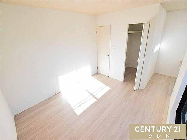 【洋室7帖】大容量ウォークインクローゼットを備えた主寝室。大きなベッドを置いてもゆとりある動線を確保できます。2面採光で陽当り良好!