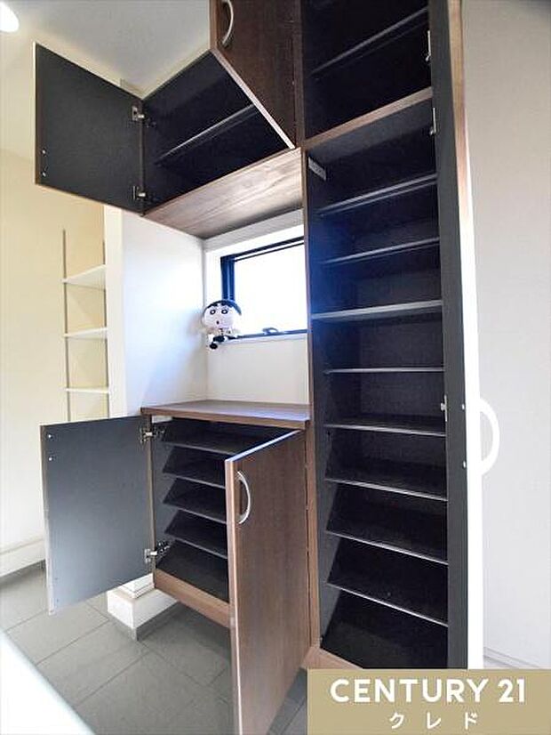 玄関には家族分の靴がしっかり収まる大容量の収納付き。足元のおしゃれを楽しみたい方にも嬉しい広さで、玄関まわりをすっきり保てます。