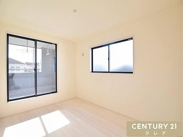 【洋室7帖】バルコニーに面した明るく開放感のあるお部屋。南向きで陽当たりが良く、充実したプライベート時間が過ごせそうです。