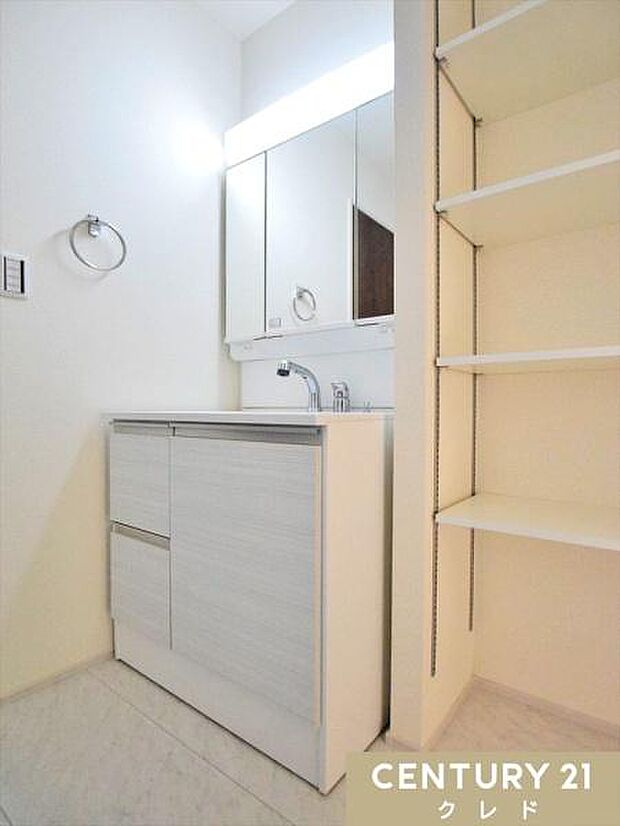 収納たっぷりの三面鏡付き洗面化粧台!可動棚、鏡裏や足元のスペースまでしっかり収納可能。細々した日用品もスッキリ片付きます。