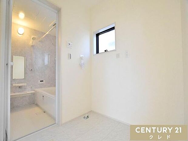 洗面室とは別にランドリールームを設けています。プライバシーを確保しやすくご家族みんながストレスフリーに過ごせます。来客時も安心ですね。