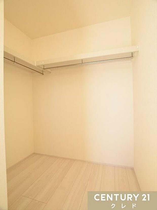 【洋室7.5帖 WIC】お洋服の出し入れがしやすいハンガーパイプ付きで、忙しい朝でもスムーズな身支度を実現します。衣類や小物を選ぶ時も一目で分かり、取り出しやすいのが嬉しいですね!