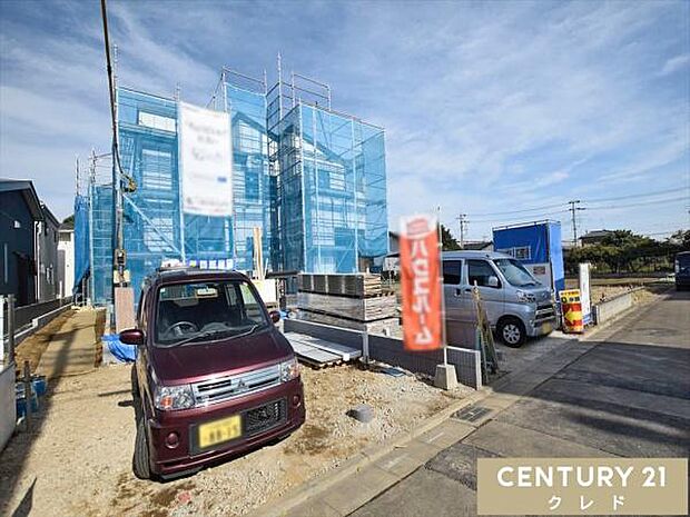 現在、外壁工事と室内工事を進めており、着々と完成に向かっています。建築途中でもご見学いただけますので、お気軽にお問い合わせくださいませ。