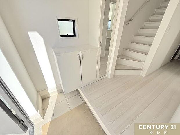 姿見鏡付きの収納は、家族分の靴もスッキリ収納。足元のおしゃれを楽しみたい人にもおすすめの大容量タイプ。生活動線にゆとりを生み出します。