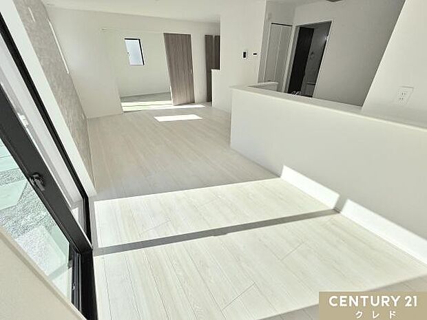 【LDK16.75帖】大きな掃き出し窓から光がたっぷり差し込む、明るいリビング。リビングとダイニングが一直線に並ぶため、ソファとダイニングセットを置いても動線にゆとりを作ることができます。