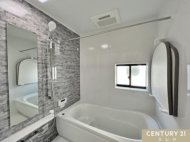 ナチュラルテイストな約1坪の浴室内です。汚れや水じみが目立ちにくい配色で使い勝手と見た目の心地良さも両立。のびのびと足を延ばして湯舟に浸かれます。