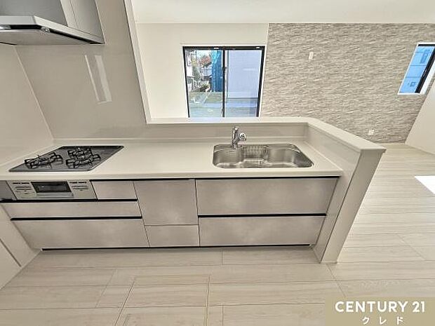 開放感のある対面式キッチンは家族に手渡しで料理や食器を手渡せます。コミュニケーションをとりながらスムーズな配膳や後片付けができます。