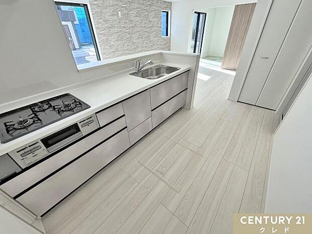 収納豊富なシステムキッチンは動線にゆとりを作り、住空間を広く確保!キッチンツールなどもすっきりと収納することができ毎日のお料理やお掃除も快適に行うことができます。