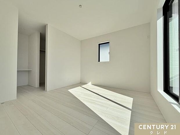 【洋室9.25帖】主寝室としてもオススメの広さの室内にはWIC・カウンター付き。書斎や在宅勤務スペースなど、自分の趣味を楽しむための空間としてもオススメです。