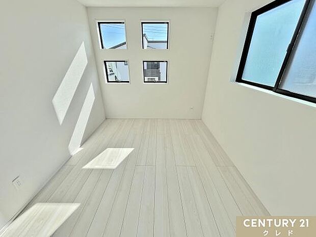 【洋室6.5帖】ゆとりを持った子供部屋にも適した、6.5帖の広さ!勉強机や本棚などの家具を置いてもフリースペースも確保することができます。