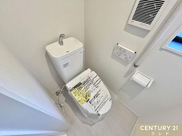 見やすく操作が簡単な温水洗浄便座。壁面にリモコンを設置することにより、楽な姿勢での操作が可能。すっきりとした個室で掃除しやすい設計です。