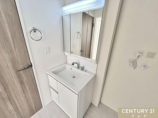 使いやすさを考慮した設計の洗面化粧台を設置。住宅全体の内装にマッチしやすいシンプルな造りながら、収納力も重視した誰もが快適に使える設備です。