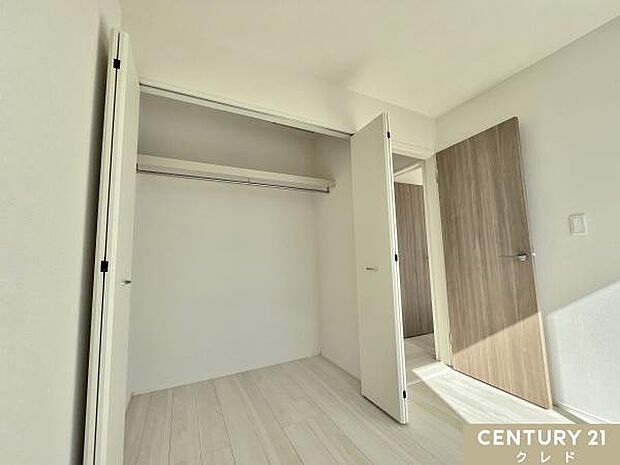 【洋室4.5帖】スマートな室内は多様な用途に柔軟に対応できる点が魅力。書斎やワークスペースなどに活用できる使い勝手の良いスペースです。