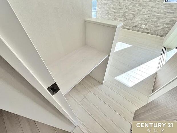 【LDKカウンター】本や雑誌を収納した読書スペースや、アートや写真、観葉植物を飾ることで、インテリアのアクセントを作り出します。